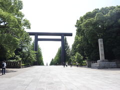 九段下駅から徒歩すぐで到着 靖國神社です