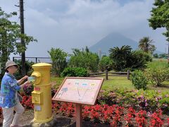 絵葉書を買って、幸せを呼ぶ黄色いポストから自分たち宛に投函