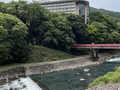 今回の旅では”デジタル箱根フリーパス”を利用しました。これがあれば、小田急線はじめ箱根近隣のあらゆる乗り物にパスを見せる（かざす）だけで乗り降りすることができます。
そんなパスを使ってするっと予定より早めに箱根湯本駅へと到着です。

やってきたバスに乗り込み、30分ほど揺られながら元箱根港へと向かいます。