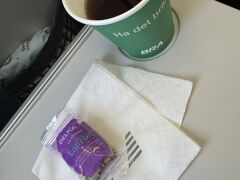 1時間程度のフライトでしたが、お菓子とコーヒー・お茶が出てきました。