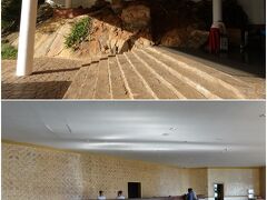 そして バワ設計ホテル宿泊 四件目になる「ヘリタンス カンダラマ (Heritance Kandarama)」に到着。
ジャングルの中を、(整地はされているけど)未舗装の道路15分ほどドライブしてホテルエントランスに。

自然の岩を活かしたエントランスです。