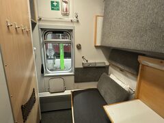 【寝台列車】

ストックホルム→マルメ間で寝台列車を利用しました！

チケットは、SJ(スウェーデン国鉄)のアプリで事前予約しました。

23:10ストックホルム・セントラル発、6:59マルメ・セントラル行きの便です。
寝台列車に乗るためにストックホルム・セントラル駅に地下鉄で向かっているところ、地下鉄が止まってしまい、急いで近くのバス停からバスでストックホルム・セントラル駅に向かいました。
そんなわけで出発間際でバタバタしてしまったので、外から車体を写した写真がなく、早速、部屋の写真から…。

今回は一等車に乗りました。
部屋の中にトイレとシャワールームがあるのですが、眠気に負けてしまい、シャワーは結局使わずでした。

こじんまりとした室内ですが、フックや服をかけられるハンガーラック、開閉式の椅子などあり、使いやすかったです！

乗車前に、ホームにいる車掌さん(？)にチケットを見せてから乗車したので、乗車中のチケットチェックはありませんでした。