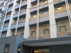 川崎大師から車で10分ちょいで到着
ドーミーイン川崎正面入口
駐車場入口は裏手、私達は駐車場側の入口から入りました