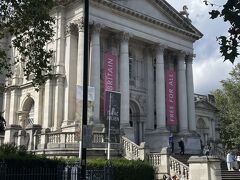 Tate Britain（テート・ブリテン）は1500年代から現代までのイギリス美術のコレクションで知られる国立美術館。
こちらも入場は無料です。

★Tate Britain
https://www.tate.org.uk/visit/tate-britain