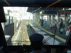 そして、鶴橋駅に停車。
大阪市内最後の停車駅なので、ここで満席になるはずなのだが…