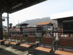 2024.03.30　敦賀ゆき普通列車車内
発電所のある半島の付け根を横切り、入り江に沿ってしばらく走ると若狭本郷。弁慶号のレプリカがある。