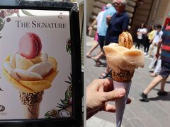 マルタに行ったら、絶対食べようと思っていたのがこれ。お花の形に盛り付けてくれるアイスです。
「聖ヨハネ大聖堂」のすぐそばにある「Amorino Gelato」というお店で作ってくれます。
とっても暑かったので、写真撮っているうちにボタボタと溶けてきて、友人は大惨事になっていました(笑）