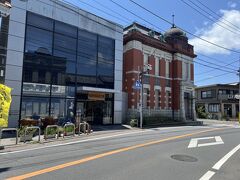 次のチェックポイントは佐原山車会館なので県道55号を歩いて行きます。
すると、立派な煉瓦作りの建物が見えて来ました。
隣に佐原街並み交流館があったので入ってみました。