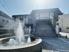 ホテルを通り過ぎて駅前までやってきました。
結構電車で来る人も多いんですね？
調べたら富山駅から1時15分ほどで来られるらしい。