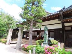 摂取山 念仏寺
　〝 天文７年（１５３９）の創建で、太閤の正室、ねねの別邸跡と伝えられています。・・・”　本尊は阿弥陀如来。