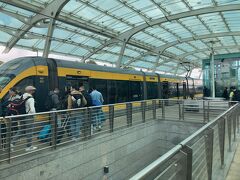 トラムの空港駅。サンベント駅へは途中乗り換えです。
２両編成と小さいので座れませんでした。