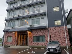 　つくば市街地からレンタカーを飛ばし約40分、筑波山の中腹にある「ホテル一望」に到着。
　建物自体はだいぶ古そうですが、外壁はピンポイントでリニューアルされていました。
