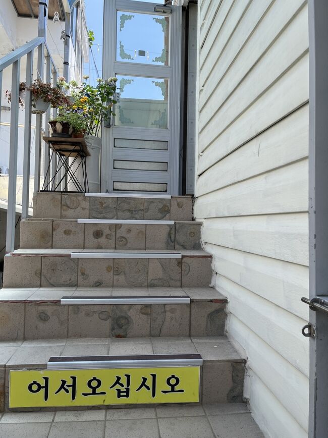 それも二階<br />お客さんいないせいか？<br />焼き魚定食を一人前で注文