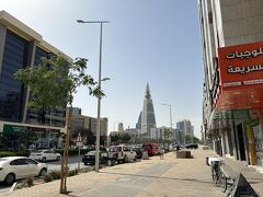 店の前から、天辺の球体が特徴的なアルファイサリアタワー。夜景はこっちか、はたまたキングたむセンターからか、と企んでいたのに、くたびれて断念また次回。