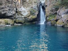 3泊4日の高知旅行　
3日目：高知市から西へ行きます。仁淀ブルーのにこ淵→安居渓谷→道の駅あぐり窪川
「仁淀ブルー」のにこ淵
水神の化身とされる大蛇が棲む所という伝説が残っています。神秘的な場所です。