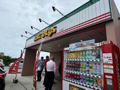 レンタカーを借りて目指すは果報バンタ＆伊計島ビーチ

の前にタコス食べよう


この店舗はテイクアウト専門店、お昼時に行ったら駐車場はほぼ満車の大繁盛