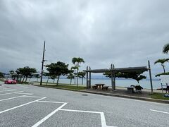 食べる場所がないので海中道路方面へ移動します


道の駅とビーチ一体型で特に椅子テーブルがあるわけでもないですがその辺の地面でピクニックもどき開催


空の色が怪しくなってきた