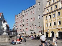 賑わっています。