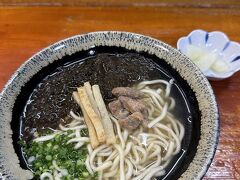 何度も石垣島には来ていますが、八重山そばを食べていないなぁ～と思い、島そば一番地へ来ました。
もずくそば小を注文♪