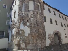 川と大聖堂の間にあるポルタプラエトリア
古代ローマ時代の遺構だそうで。

