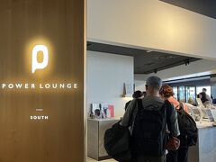 　さて、二つ目のラウンジ、搭乗口8の近くの、パワーラウンジサウス。