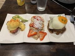 エックベネディクト、パンケーキ、ロコモコのセット