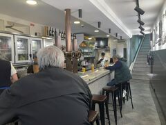 Pedro dos Frangos です。鶏の丸焼きです。
テイクアウェイは、お店で支払いを済ませ、一回お店を出て違う入り口に入ってこの写真の場所で受け取ります。
食事に困った時の世界共通「鶏の丸焼き」です。
ブラジルでも助けて貰いました。
