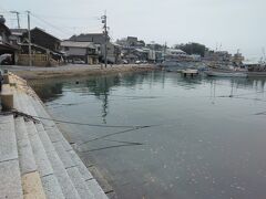 前回の旅行記では、鞆城跡などを巡り、港に出るところまででした。ですのでその続きから。
港は雁木と呼ばれる造りになっており、潮の干満があっても船をつけることができるようになっています。瀬戸内海の港町ではよく見られる造りです。