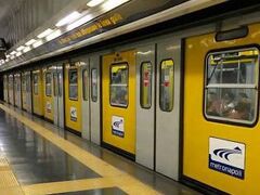 ▽ムニチビオ駅 Municipio

1号線はまだ新しくてきれいだと聴いていたが、それほどでもなかった。
もっともローマと比べると、もの凄くきれいってことになる。
あの落書きがないだけでほっとする。