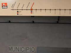 ▽ムニチビオ駅 Municipio

20時52分
まだ9時前なのにホームには誰もいない。
閑散としていて少し気味が悪い。