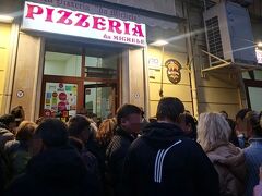 【ダ・ミケーレ da Michele】

21時05分
店の近くに行くと2・30人くらいの黒山の人だかりとなっている。
何とか間に合ったようだが、どこで誰に整理券をもらうのか？
人込みをかき分けて中へ中へ進むと怖そうなおばさんが座っていた。