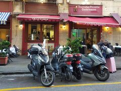 【カステル・ヌォーボ Trattoria Pizzeria Castel Nuovo】

ホテルの近くに評判の高いトラットリアがあることはリサーチ済みだったので、とりあえず行ってみた。

「満席だけど、待つか？」
「Yes！」

（写真は、翌日の朝撮ったもの）