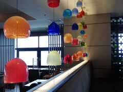 この日はアネックス棟12階の「Blue」で朝食いただきます！

琉球ガラスのつるし飾りがめちゃ可愛いー！！