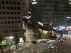 22:30過ぎにホテルへチェックイン。
チェックインは機械でやるんだけど、フロントスタッフさんがやってくれて日本語で説明もしてくれました！