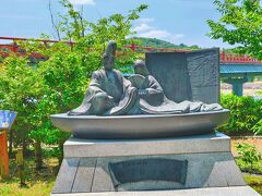 そばに、宇治十帖のモニュメントがあります。匂宮と浮舟が小舟で宇治川に漕ぎ出す場面をモチーフにしたもの。
- - - - - - - - - - - - - - - - - - - - - - - - - - - - - - - - - - - 
「宇治十帖」は、美しいと評判の薫と匂宮、そして、美しい姫君の大君・中の君・浮舟の悲しい恋物語。

光源氏の息子とされる『薫』は光源氏の子供ではなく、正妻と別の男性との間にできた子供で体から素晴らしい芳香を放っているので“薫”と呼ばれます。一方、『匂宮』は帝と光源氏の娘・明石の中宮との間にできた皇子。ライバルの薫に対し、いつも衣に香をたいているので“匂宮”と呼ばれます。この２人と大君、中君、浮舟という3人の姫君をめぐり物語が展開。

大君に恋をした薫ですが、悲しくも大君は亡くなってしまいます。そこで薫は大君によく似ているといわれる大君の異母妹・浮舟を見つけ出して恋人にし、宇治の山荘にかくまいます。ところが生真面目な薫は世間体を気にしてなかなか浮舟の元へ訪れることができません。

そんな中、前から浮舟のことが気になっていた匂宮が、なんと薫のふりをして浮舟の部屋に忍び込み一夜をともに。 やがて浮舟は情熱的な匂宮に惹かれるように！そしてある日、2人は小舟に乗って橘島へ行き、2日にわたり夢のような時を過ごすのです。モニュメントは、その橘島へ行く二人の様子をあらわしているとのことです。