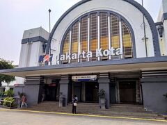 コタ駅正面広場。


