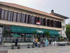 広場に面した場所に、カフェ・バタビアがある。

1805年、オランダ人がこの建物の建設を開始し・・・、インドネシアで最も古いレストランの 1 つと、歴史のあるコロニアル様式の歴史あるカフェ。