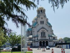 聖ソフィア教会を過ぎると・・・見えてきました
アレキサンドルネフスキー寺院
これを見るためソフィアに来ました