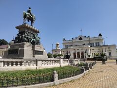 騎馬像は国会の建物に向かって置かれています
