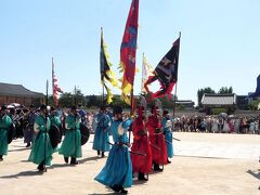 10時からの交代儀式を見る為に時間を合わせて来ました。
伝統文化再現した格式のあるパレード、見応えがあります。