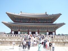 こちらが正殿の「勤政殿」
「民を勤勉に治める」という意味を含んでいるそうです。