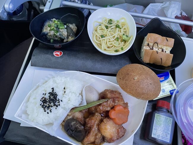機内食は洋食か和食か選べて、チキンの黒酢あんかけ？的な和食を選択。<br />とてもおいしかったです！<br />上の麺はメニューには蕎麦と書いてあったのですが、めんつゆパスタでした。