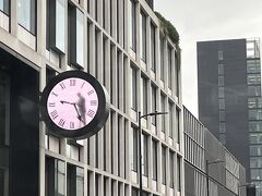 パディントン駅近くの時計の中に
人がいて動きます