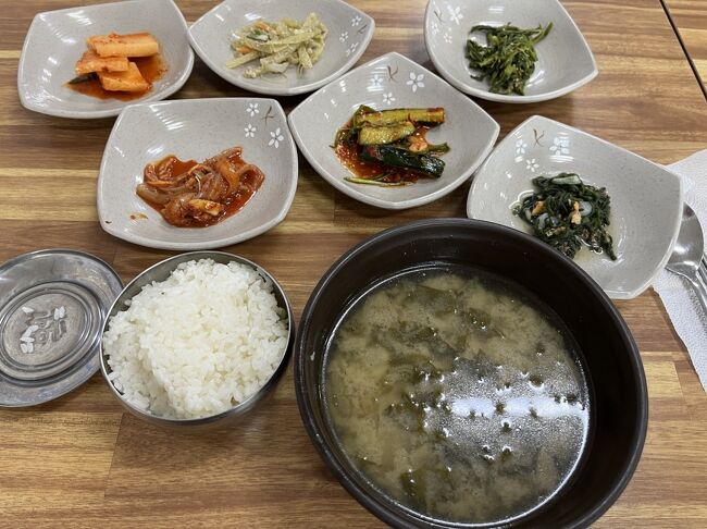 晩御飯は焼き魚定食を食べようと思ったら2人からって断られました。<br />で3色シラククッパです。6000ウォン