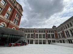 ヴィクトリア&アルバートミュージアム

イギリスの美術館や博物館は
入場無料です