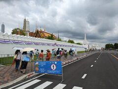 入口に向かう。