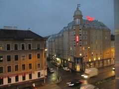 モーテルワン西駅は大きなホテルで私の部屋はフェルバー通り向き。（エレベーターから遠いこと！）
窓の外にはメルキュールホテルや・・・