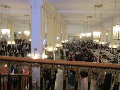 西駅からコンツェルトハウスまでの移動経路は、ザルツブルクにいる時からシミュレーションしていたので、問題ないでしょう。
着替えをすませて、Uバーンで向かいます。

最寄りの Stadtpark 駅から外に出ると、なかなか本降りの雨。
すっかり濡れそぼって、コンツェルトハウスへ。
写真は混雑するクロークの様子です。