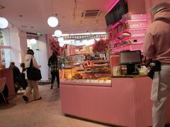ピンク色に統一されたカフェ Aida 。
多くの人で賑わっているので、ちょっと戸惑いましたが、親切な年配のウェイトレスさん（ユニフォームはピンク！）に、するすると案内されてあっという間に着席できました。