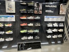 明洞ニューバランスに行ったけど、商品数はそんなに多くなかったです。